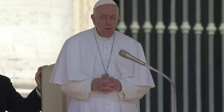 Papa Francisco pide paz y unidad para el mundo frente a las dificultades