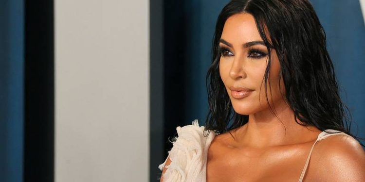 Kim Kardashian recibe críticas por vender botes de basura hechos de cemento en miles de pesos