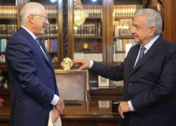Ken Salazar contradice a AMLO y asegura que consultas sobre el T-MEC siguen