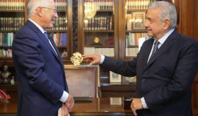 Ken Salazar contradice a AMLO y asegura que consultas sobre el T-MEC siguen