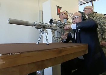 Durante una inspección Vladimir Putin dispara un rifle dentro de un campo de entrenamiento de reclutas