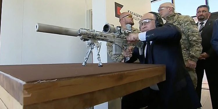Durante una inspección Vladimir Putin dispara un rifle dentro de un campo de entrenamiento de reclutas
