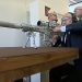 Durante una inspección Vladimir Putin dispara un rifle dentro de un campo de entrenamiento de reclutas