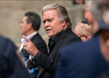 Ex asesor de Trump Steve Bannon, es sentenciado a cuatro meses de prisión por desacato