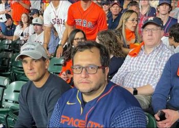 José Ramón López Beltrán hijo de AMLO vuelve hacer blanco de críticas por ir a juego de playoffs entre Astros y Yankees