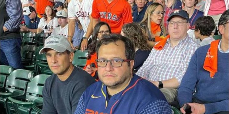 José Ramón López Beltrán hijo de AMLO vuelve hacer blanco de críticas por ir a juego de playoffs entre Astros y Yankees