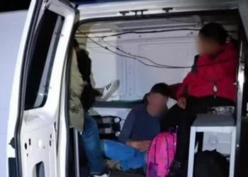 Detienen a tres ‘polleros’ y rescatan a 62 migrantes en Nuevo León