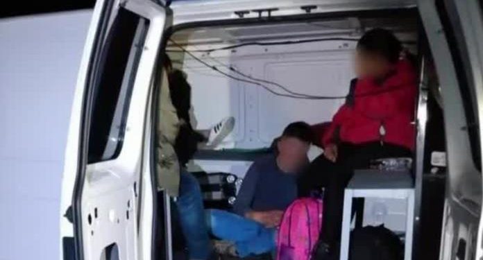 Detienen a tres ‘polleros’ y rescatan a 62 migrantes en Nuevo León