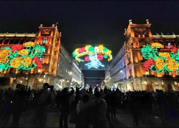 Encienden la primera luminaria en la historia dedicada al Día de Muertos en el Zócalo en México