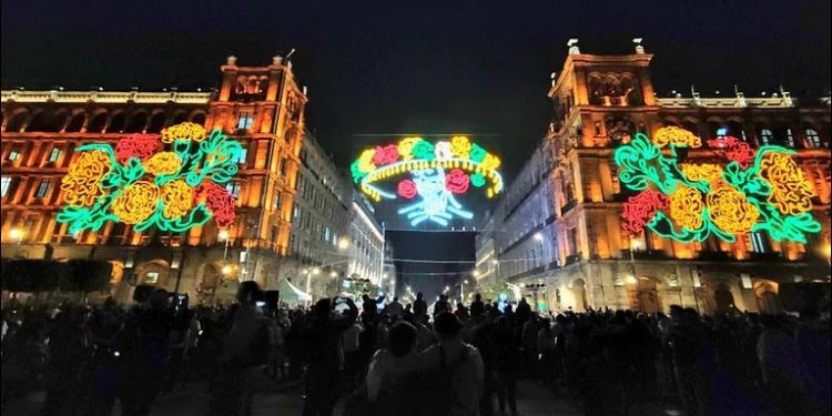 Encienden la primera luminaria en la historia dedicada al Día de Muertos en el Zócalo en México