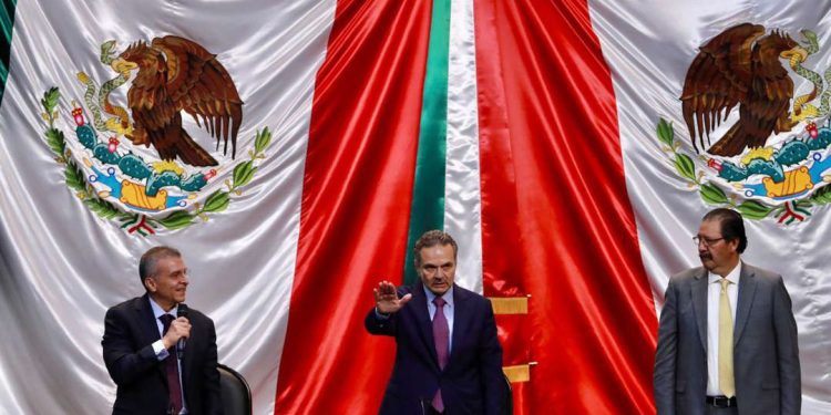 Durante comparecencia el director de Pemex llama ‘mentirosos, mentecatos, ignorantes’ a panistas