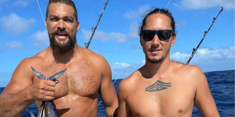 El actor Jason Momoa deja poco a la imaginación en una serie de fotos y vídeos que compartió en sus redes sociales mientras estaba de pesca
