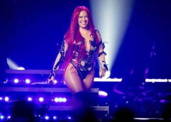 Da a luz fan en pleno concierto de Karol G en California