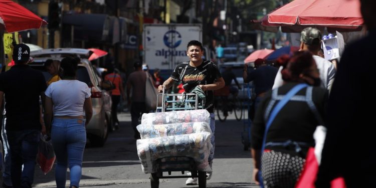 INEGI revela que 32 millones de mexicanos tiene empleos informales y 18 millones apenas ganan un salario mínimo