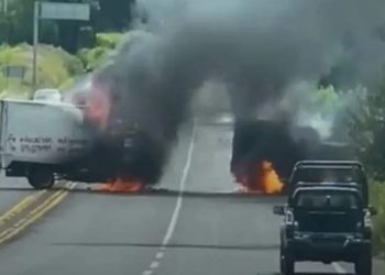 Supuestos normalitas retuvieron y prendieron fuego a cuatro camionetas en la carretera Zacapu-Carapan en Michoacán 