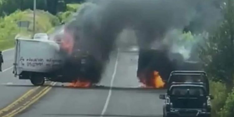Supuestos normalitas retuvieron y prendieron fuego a cuatro camionetas en la carretera Zacapu-Carapan en Michoacán 
