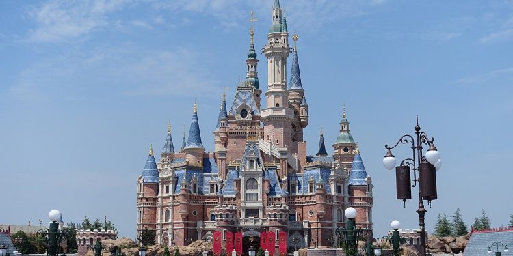 Cierra sus puertas el parque temático Disneyland  en Shanghái debido a un confinamiento de emergencia por Covid-19