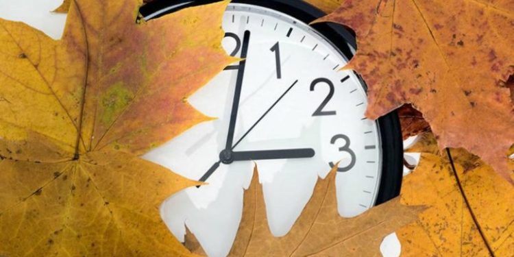 El horario de verano está por llegar a su fin, ¿Se adelanta o atrasa el reloj?