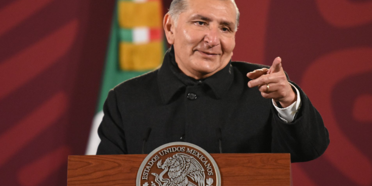 Adán Augusto se coloca entre los 10 políticos mejor encuestados en el país