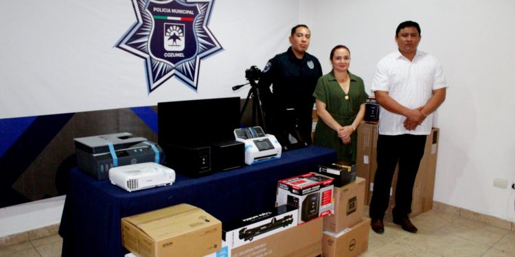 Equipan a policías con tecnología para agilizar procesos de ubicación de sospechosos