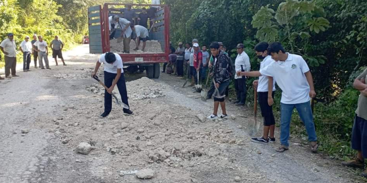 Telebachillerato realiza bacheo ante el descuido por autoridades en Felipe Carrillo Puerto