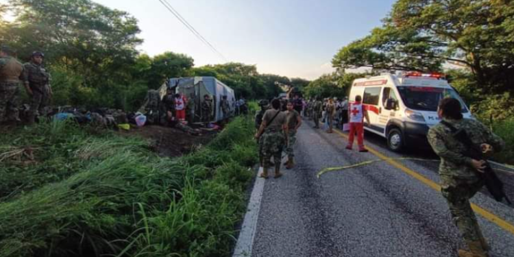 Al menos 17 heridos y un fallecido tras accidente vehicular de la Semar en Oaxaca