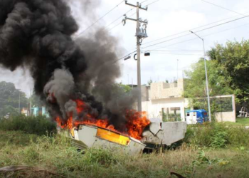 Incendian dos embarcaciones cerca de la marina seca en Puerto Aventuras