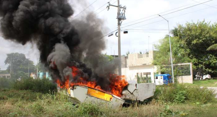 Incendian dos embarcaciones cerca de la marina seca en Puerto Aventuras