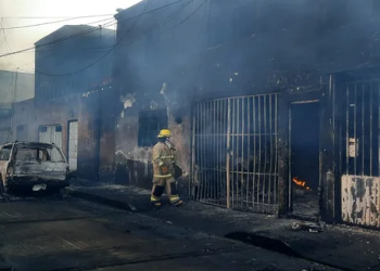 Personas resultan intoxicadas a causa de una explosión tras choque de tren y pipa en Aguascalientes