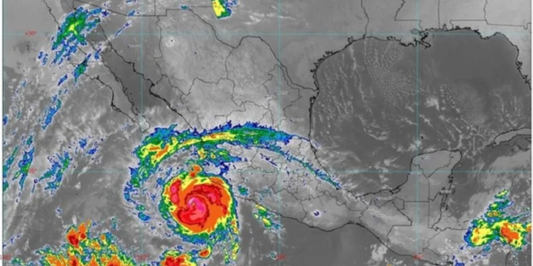 ‘Roslyn’ se intensifica a huracán categoría 3 y tocará tierra en Jalisco