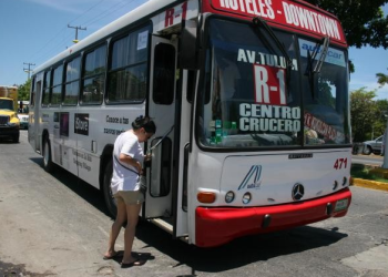 Operador del transporte público denuncia que sigue el acoso por parte de taxistas en Cancún