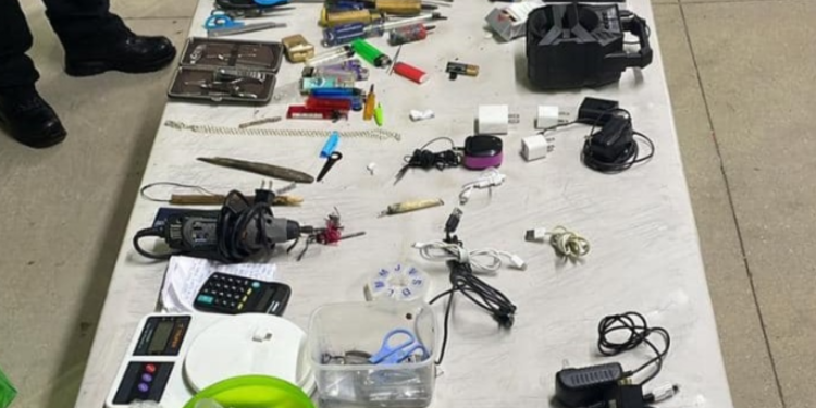 Decomisan equipos de comunicación tras un operativo en el Cereso de Cancún