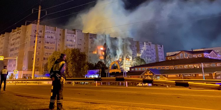 Avión ruso se estrella cerca de Ucrania, deja saldo de dos muertos y 15 heridos