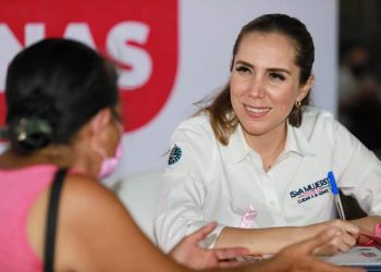 Atenea Gómez atiende segundas audiencias ciudadanas en la colonia La Gloria de Isla Mujeres
