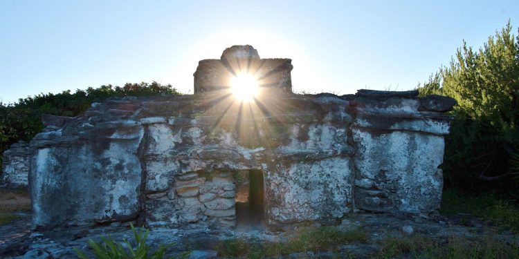 Ciudadanos disfrutan de espectáculo de alineación solar en el vestigio arqueológico “El Caracol”