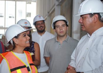 Mara Lezama recorre los avances de la obra del teatro de Cancún