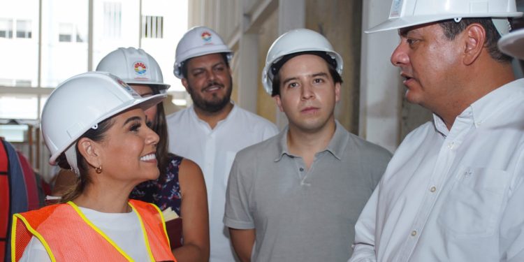 Mara Lezama recorre los avances de la obra del teatro de Cancún