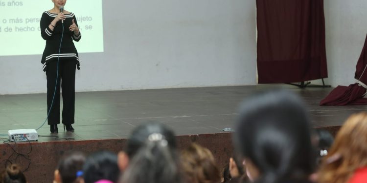 Reconoce personal educativo de Cunduacán labor preventiva y de orientación de la FGE