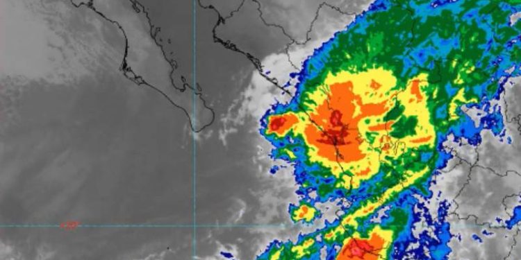 Huracán ‘Orlene’ toca tierra en Nayarit y Sinaloa con vientos máximos de 140 km/h