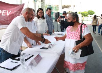 Atestigua gobierno municipal entrega de apoyo federal a las y los cancunenses