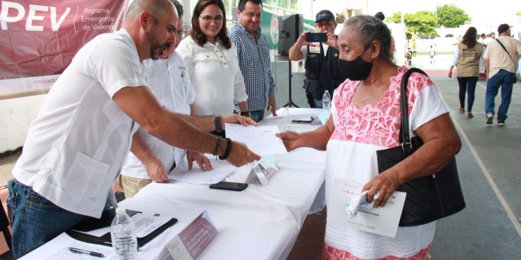Atestigua gobierno municipal entrega de apoyo federal a las y los cancunenses