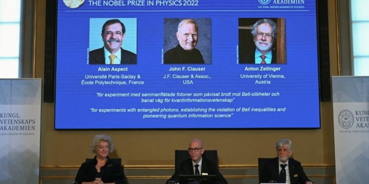 Otorgan Premio Nobel de Física a tres pioneros de la mecánica cuántica