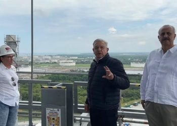 Gobernador Carlos Merino acompaña a AMLO en Supervisión de la Refinería Olmeca