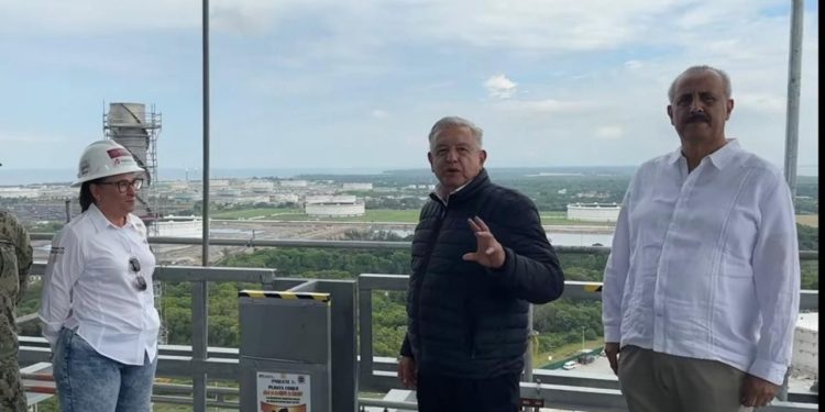 Gobernador Carlos Merino acompaña a AMLO en Supervisión de la Refinería Olmeca