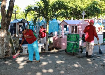 Realizan trabajos de limpieza en panteones municipales y parque funerario de Cancún