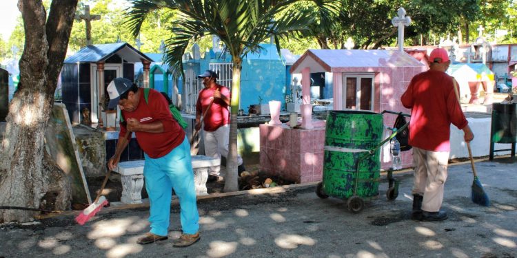 Realizan trabajos de limpieza en panteones municipales y parque funerario de Cancún