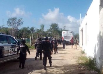 Policías desalojan con violencia a habitantes del rancho La Victoria en Mahahual