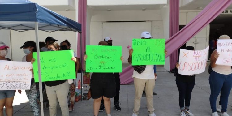Manifestantes protestan por falta de información de gasoducto en Cancún