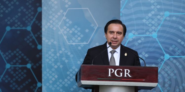 Tomás Zerón promueve amparo contra orden de aprehensión por caso de Ayotzinapa