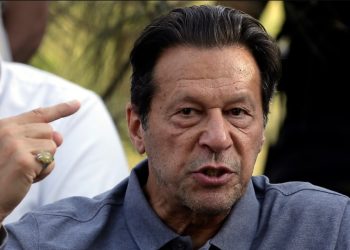 Tras recibir un impacto de bala el ex primer ministro de Pakistán se reporta estable